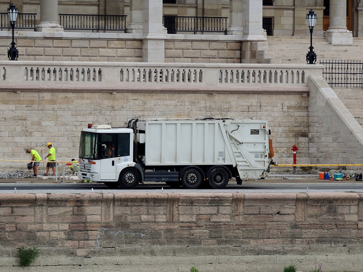 MB-ECONIC mit MUT-Mllwagenwagenaufbau vor dem Parlament in Budapest; 130827