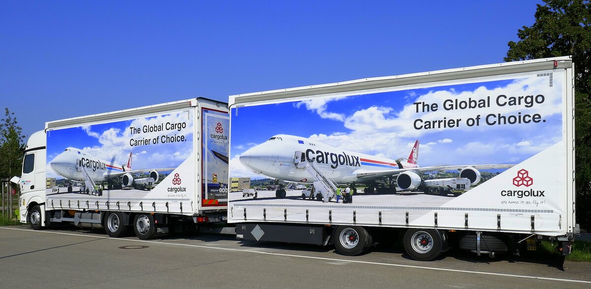 MB-Lastzug, fährt für die Luftfrachtfluggesellschaft  cargolux  aus Luxemburg, Juli 2021