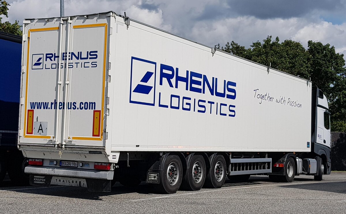 =MB-Sattelzug von RHENUS-Logistics steht auf einem Rastplatz im August 2023