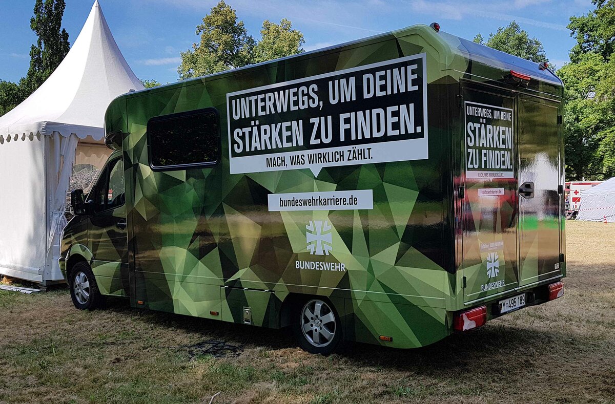 =MB Sprinter als Infomobil der Bundeswehr, steht beim Bürgerfest  200 Jahre Landkreis Fulda  auf dem Gelände von Schloß Fasanerie im Juni 2022