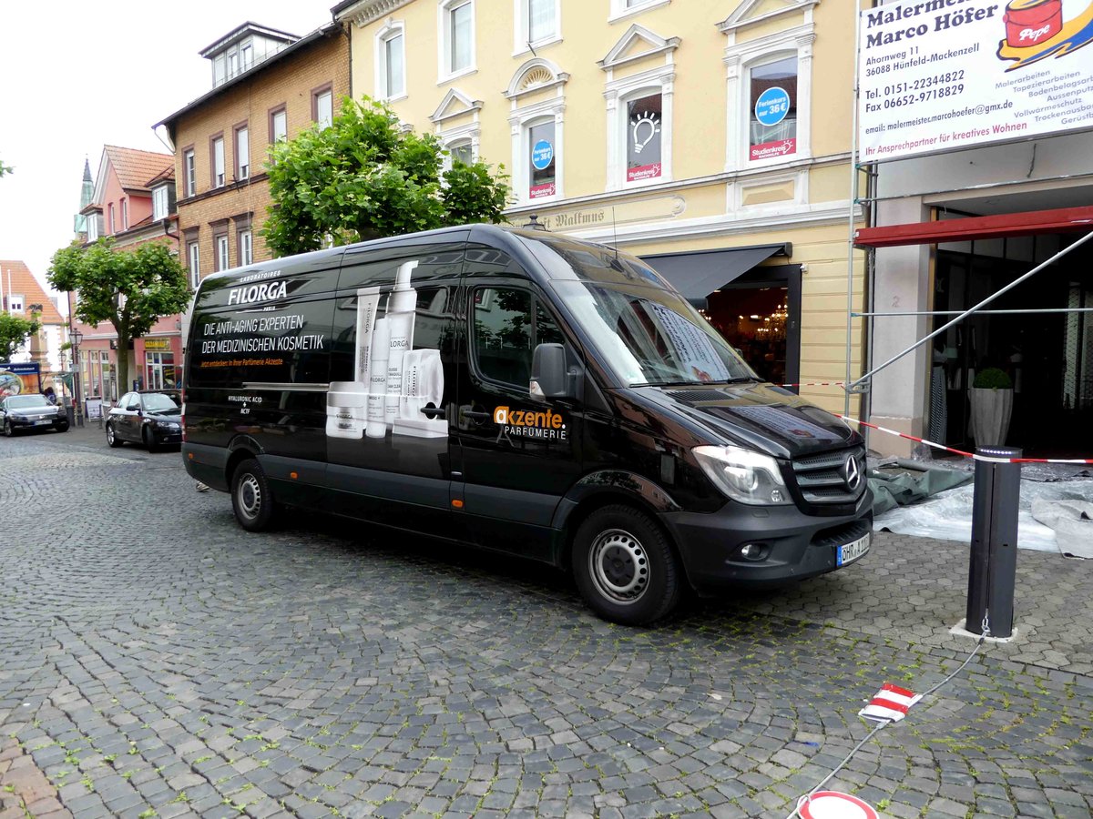 MB Sprinter als Lieferfahrzeug von  AKZENTE , gesehen in Hünfeld im Juni 2016