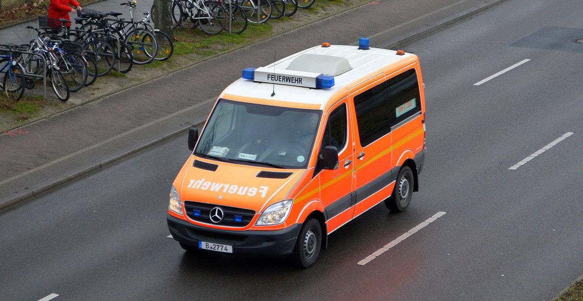 MB Sprinter als Transportfahrzeug der Berliner Feuerwehr (B 2774), interne Bezeichnung LKW-1 1100 am 14.02.20 Berlin Schöneweide. 