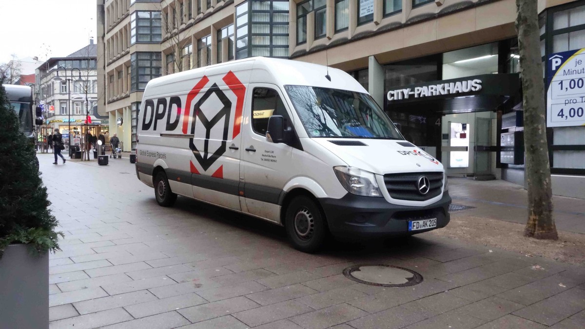 MB Sprinter von DPD unterwegs in Fulda im Dezember 2015