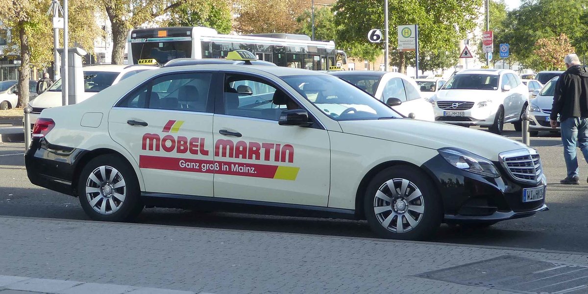 =MB-Taxi wartet in Wiesbaden im September 2018 auf Fahrgäste