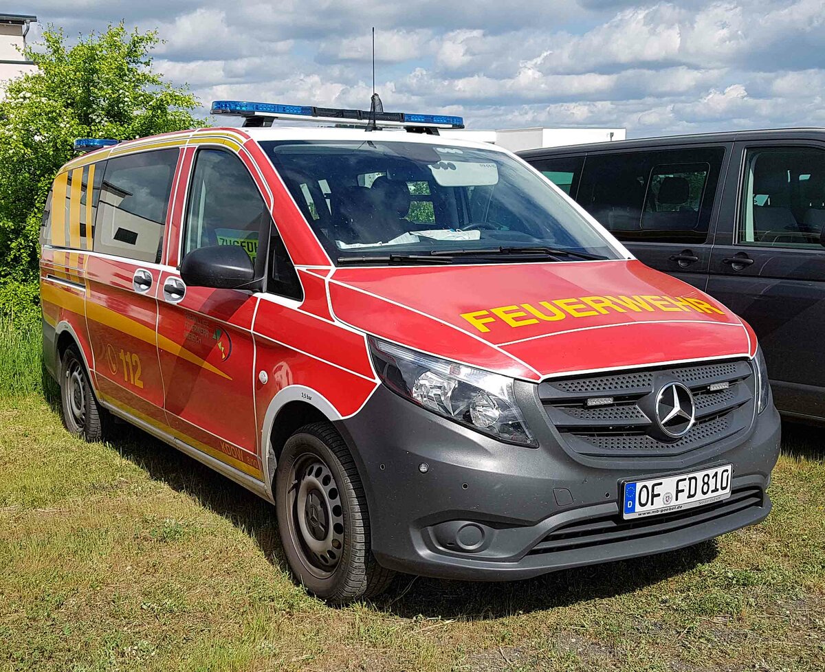 =MB Vito als Kommandowagen der Feuerwehr DREIEICH, abgestellt auf dem Parkplatzgelände der RettMobil 2022 in Fulda, 05-2022