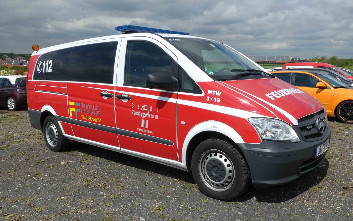 =MB Vito als MTW der Feuerwehr SACHSENHEIM, abgestellt auf dem Parkplatz der Rettmobil 2019 in Fulda, 05-2019