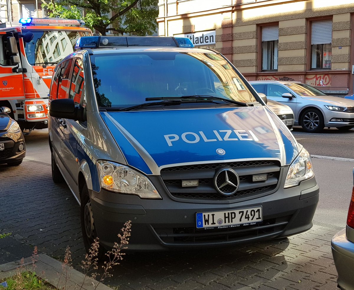 =MB Vito der Landespolizei Hessen bei einem Feuerwehreinsatz in Wiesbaden im Juni 2019