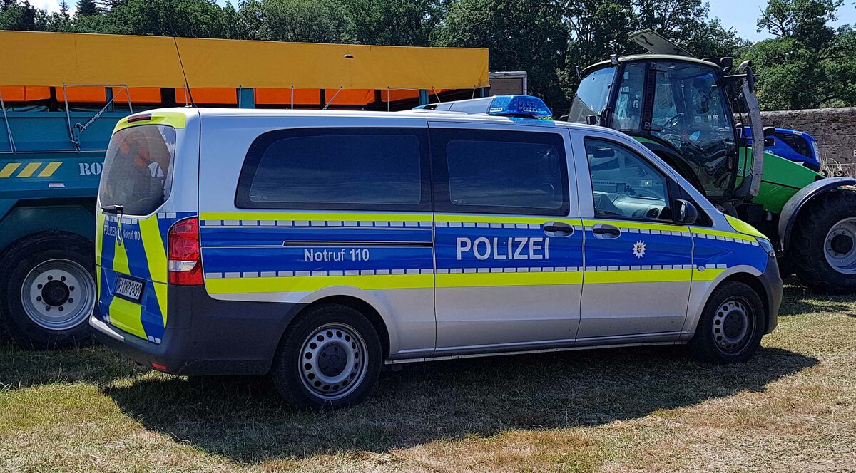 =MB Vito der Landespolizei HESSEN steht auf dem Ausstellerparkplatz beim Bürgerfest  200 Jahre Landkreis Fulda  auf dem Gelände von Schloß Fasanerie im Juni 2022.