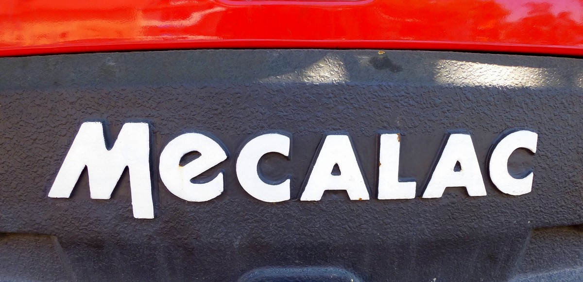 MECALAC, Schriftzug am Heck eines Mobilbaggers, die Baumaschinen GmbH wurde 1994 in Schleswig-Holstein gegrndet und gehrt seit 2002 zur franzsischen Groupe Mecalac S.A., zur Produktion gehren Rad-und Schwenklader, Mobil-und Raupenbagger, Dez.2015 