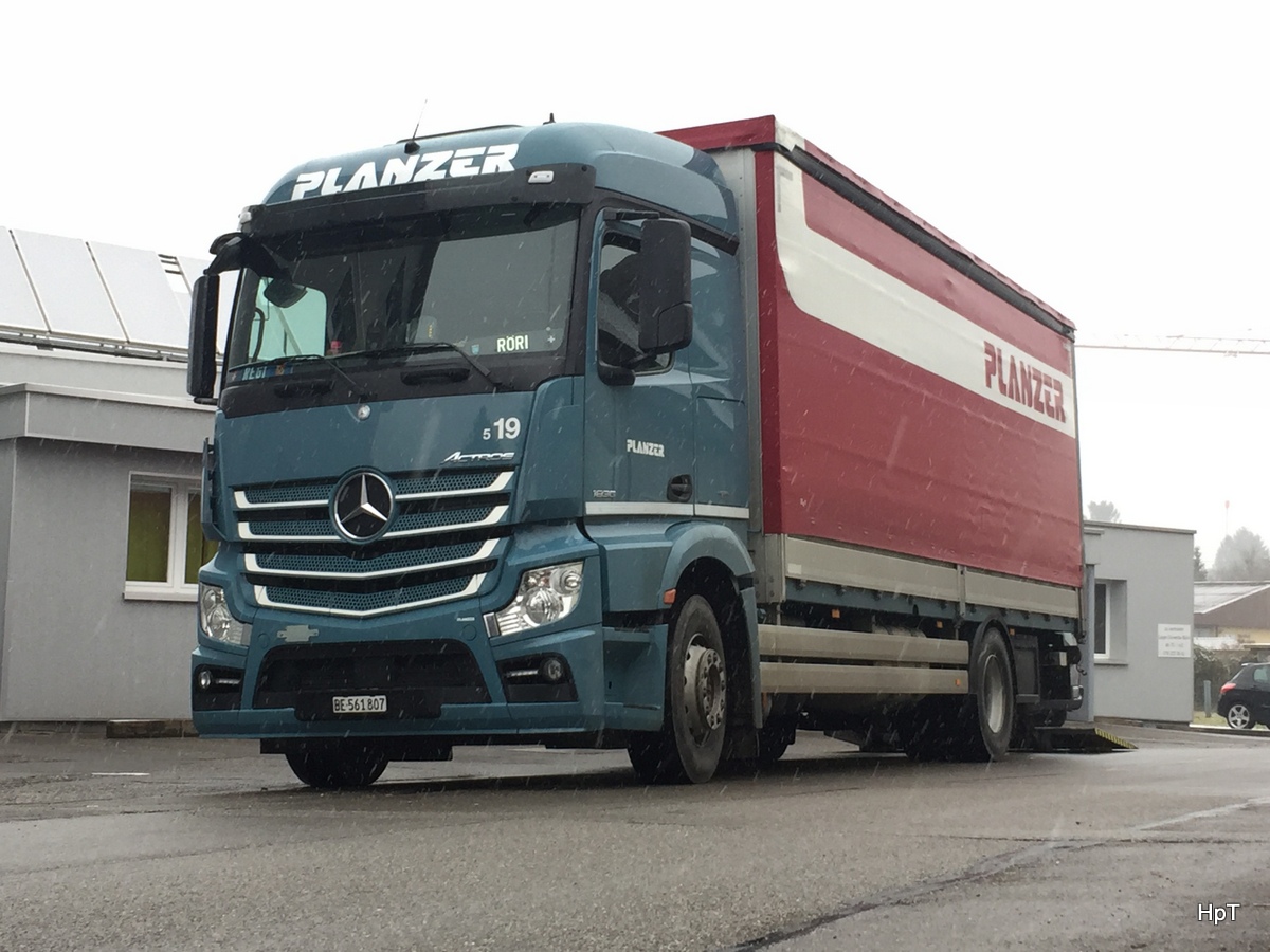 Mercedes Actros beim Abladen von Güter in Täuffelen am 16.02.2017