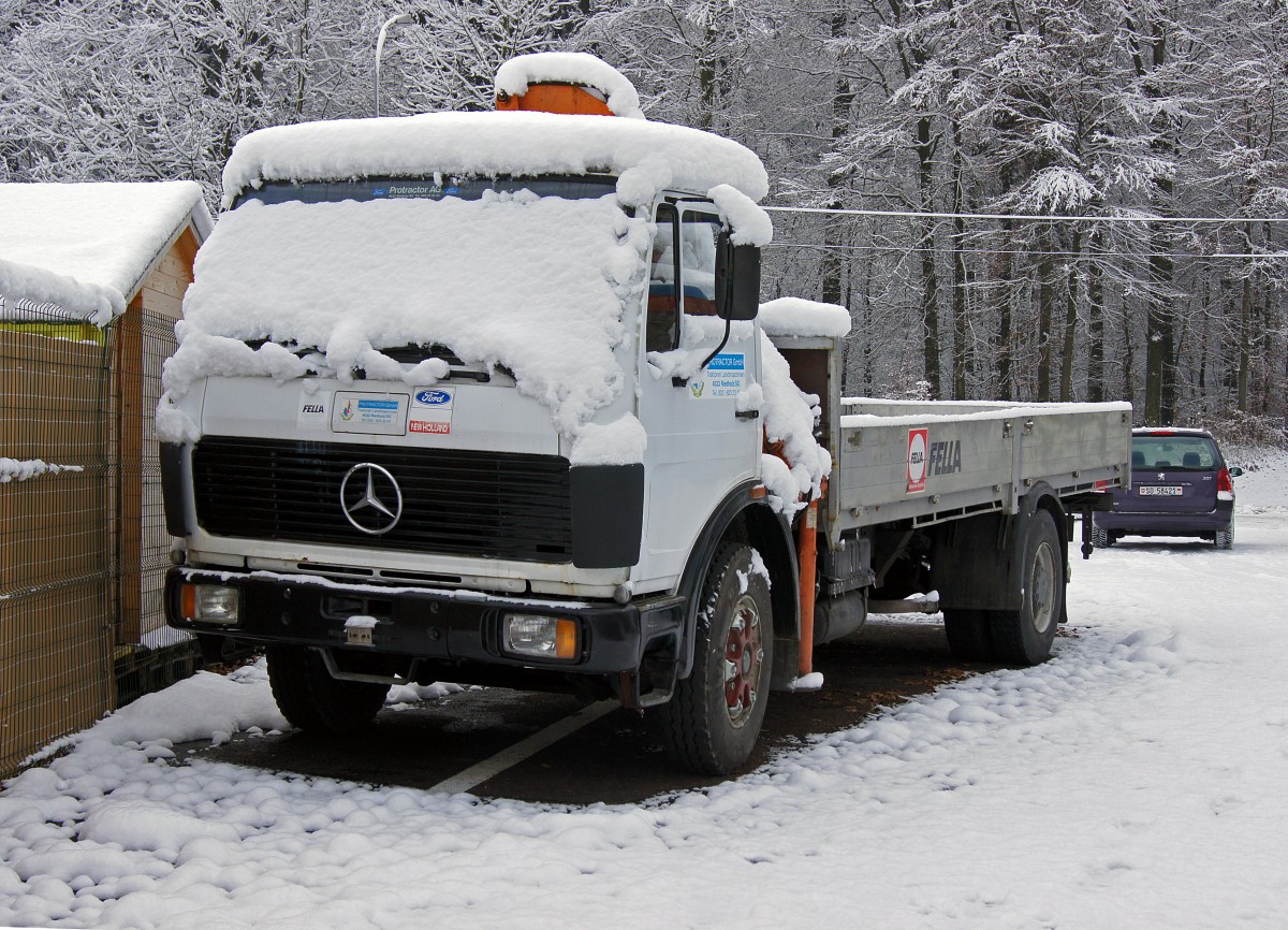 Mercedes: Alter Mercedes Lastwagen im Winterschlaf, aufgenommen in Riedholz am 28.November 2011.
Foto: Walter Ruetsch