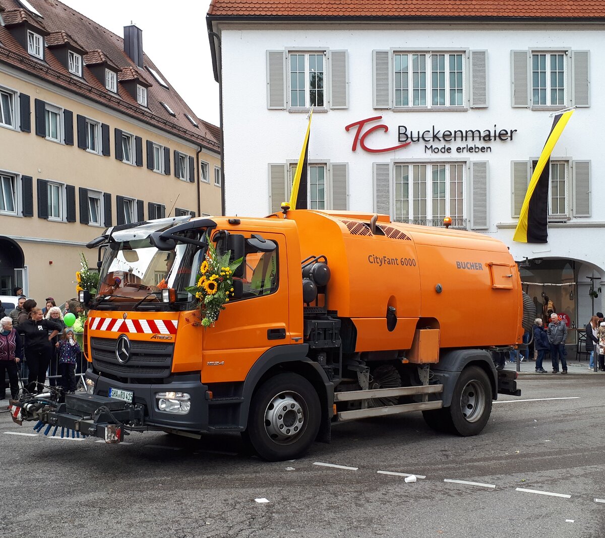 Mercedes Atego 1524 Kehrmaschine fuhr geschmückt als letztes Fahrzeug bei einem Festumzug in Crailsheim am 17.09.2022