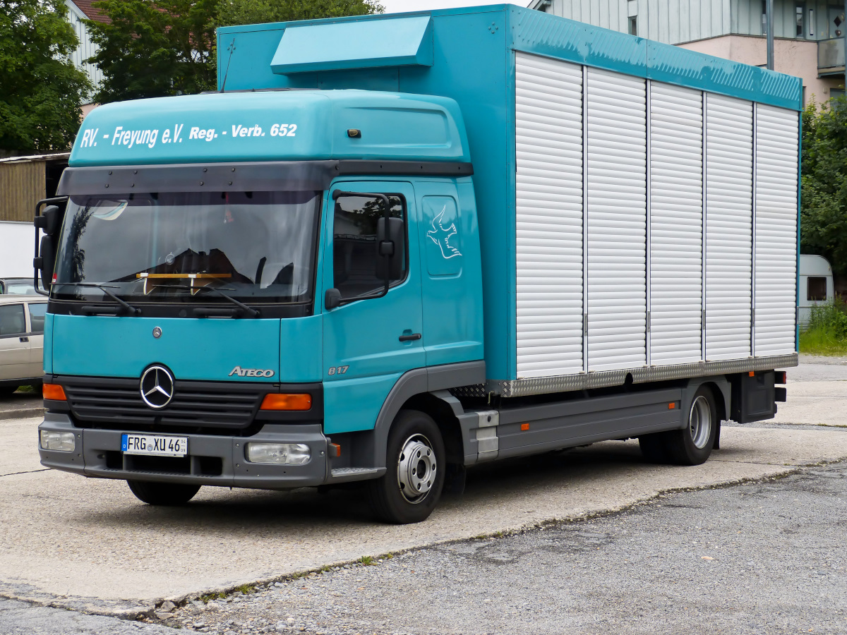 Mercedes Atego 817 mit langem Fahrerhaus, vermutlich zum Transport von Tauben. Regen 26.06.2016