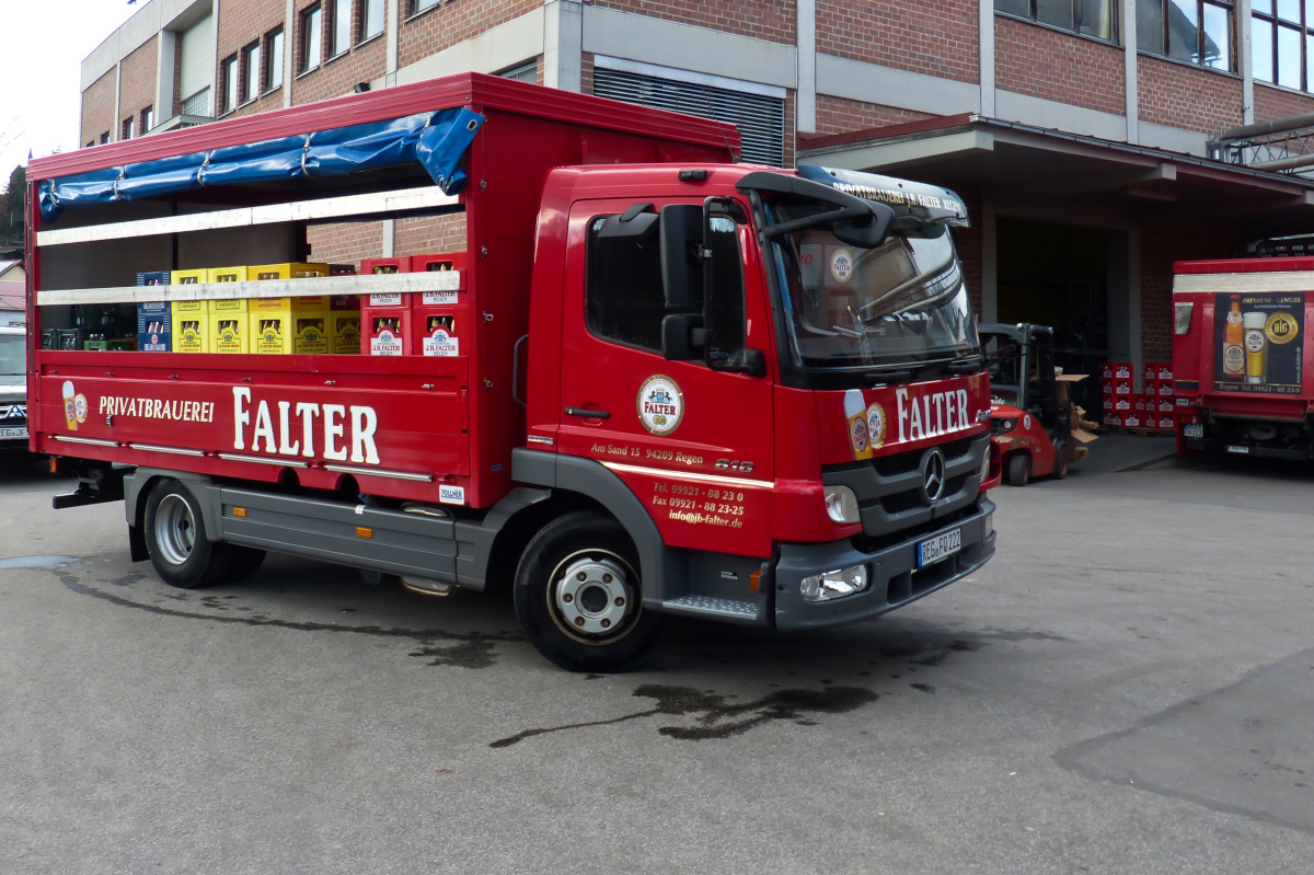 Mercedes Atego 818 Getränkelaster der Brauerei Falter in Regen 26.02.2016.