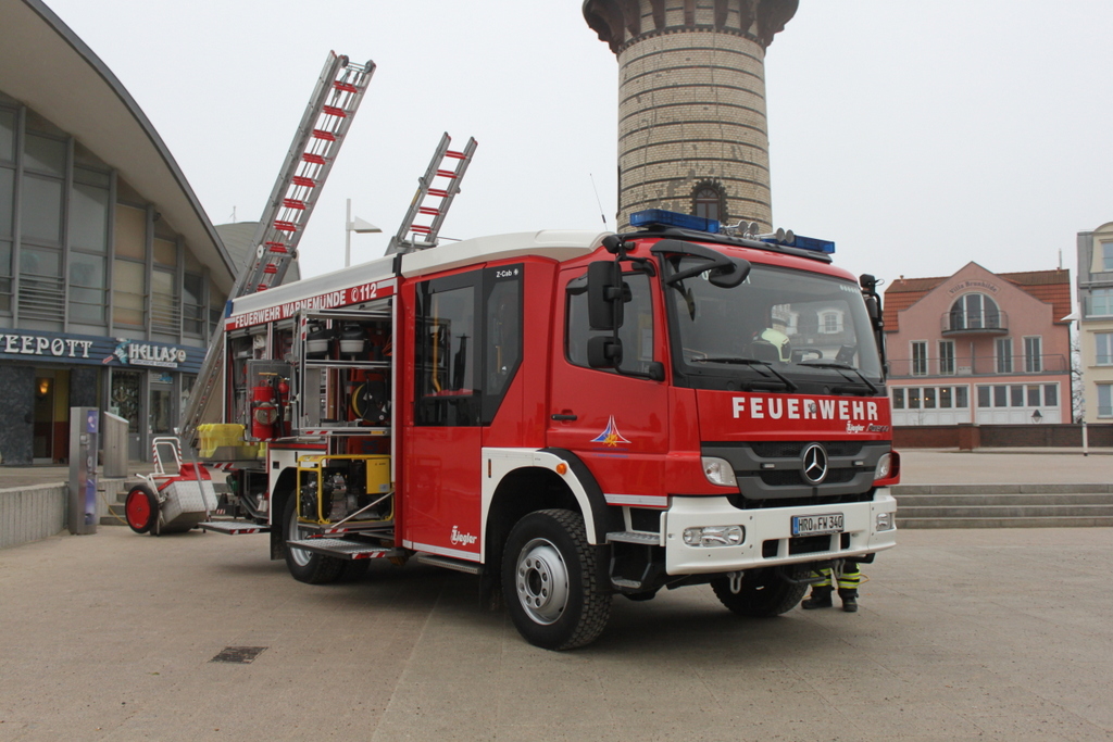 Mercedes Atego mit Rufnamen Florian Rostock 04/44-01 von der Feuerwehr Warnemünde stand am Vormittag vor dem Teepott.02.02.2019