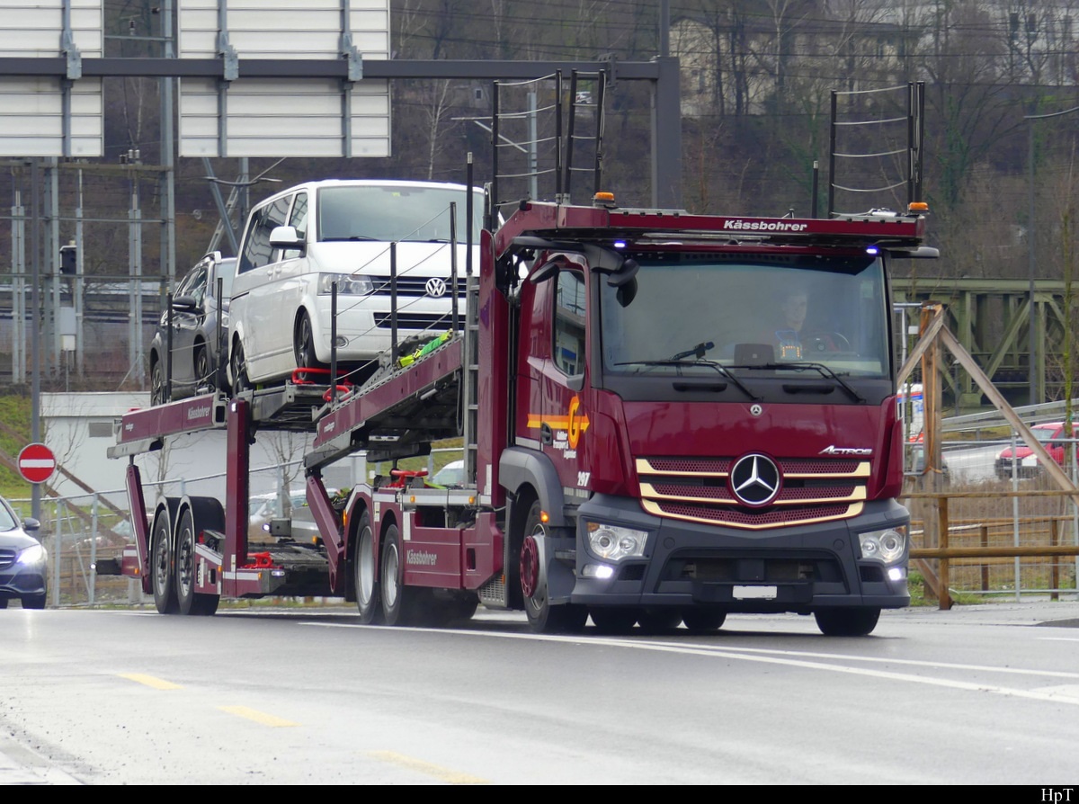 Mercedes Autotransporter unterwegs in Emmenbrücke am 30.12.2021