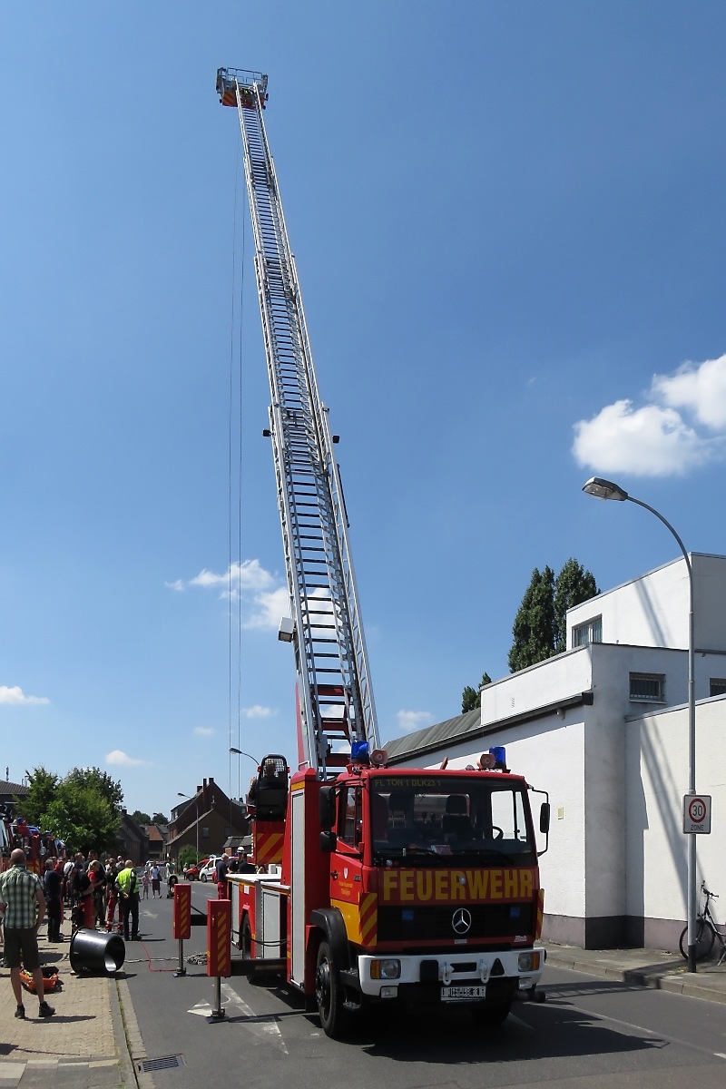Mercedes-Benz 1524 Drehleiter-Fahrzeug der Freiwilligen Feuerwehr St. Tönis zur Demonstration einer Höhenrettung beim Feuerwehrfest am 14.7.18