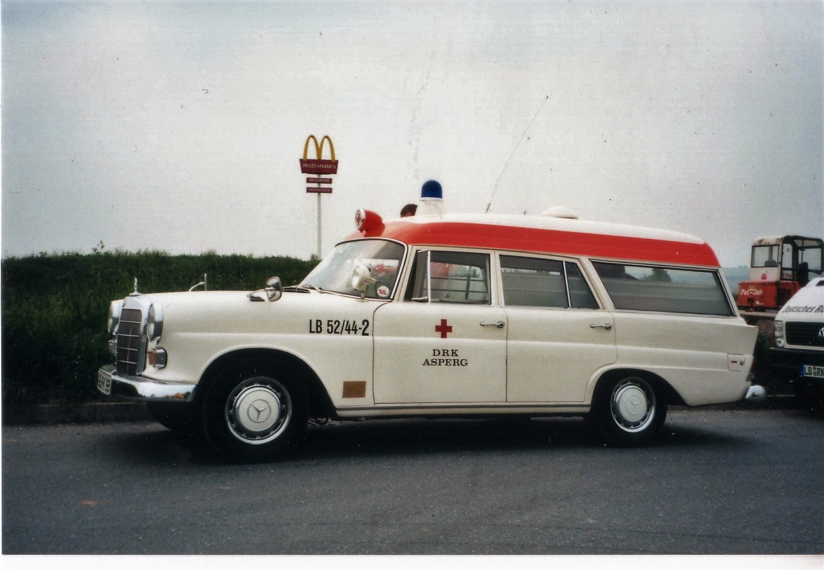 Mercedes-Benz 190C - Baujahr 1964 als KTW-Oldtimer des DRK Asperg. Die Aufnahme entstand im Juni 2001 auf einem Autobahnparkplatz in Thüringen.  