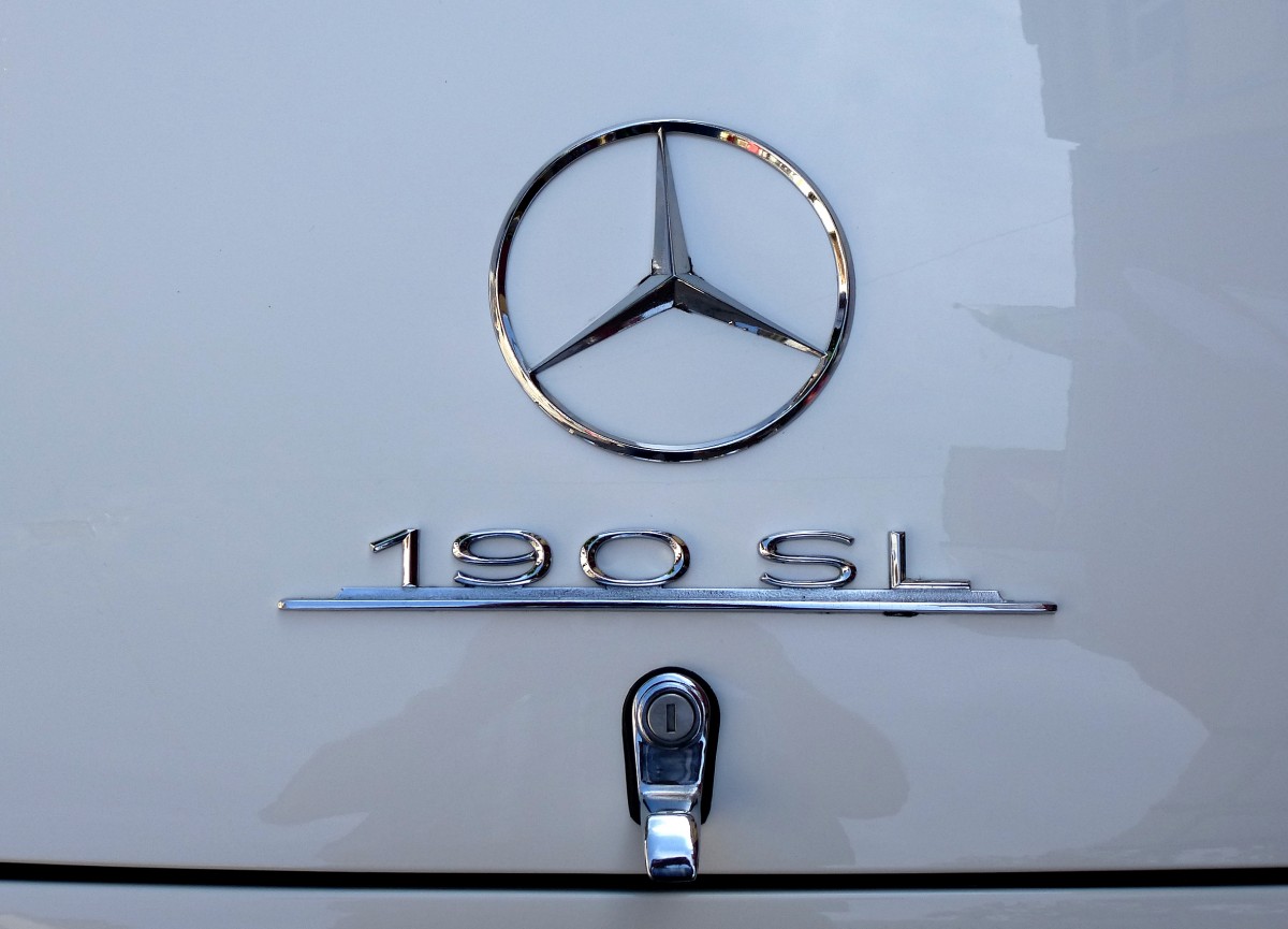Mercedes Benz 190SL, Stern und Schriftzug auf der Heckklappe des legendren Sportwagens, gebaut von 1955-63, Okt.2014