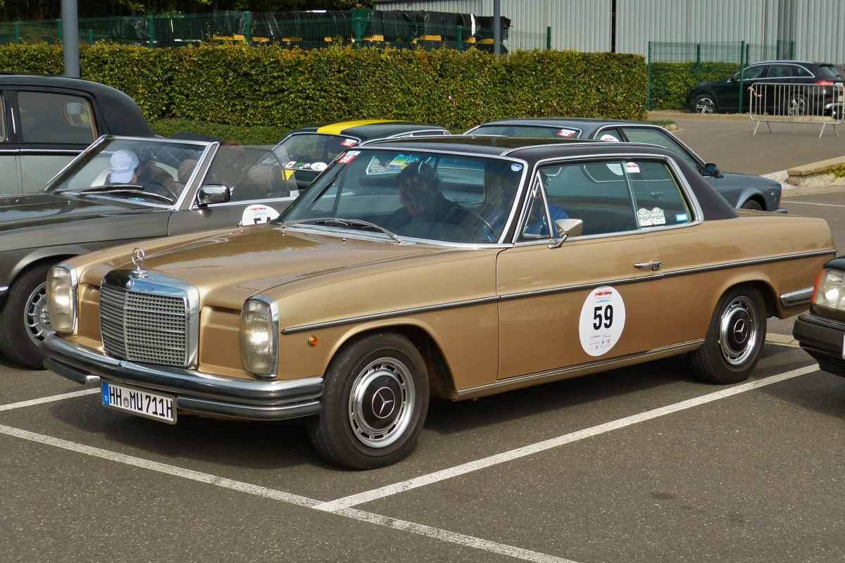 Mercedes Benz 250 CE, Bj 1971, Motor 2,5 Ltr, 6 Zyl, 150 Ps, hat seinen Platz auf dem Parkplatz eingenommen. 01.10.2021