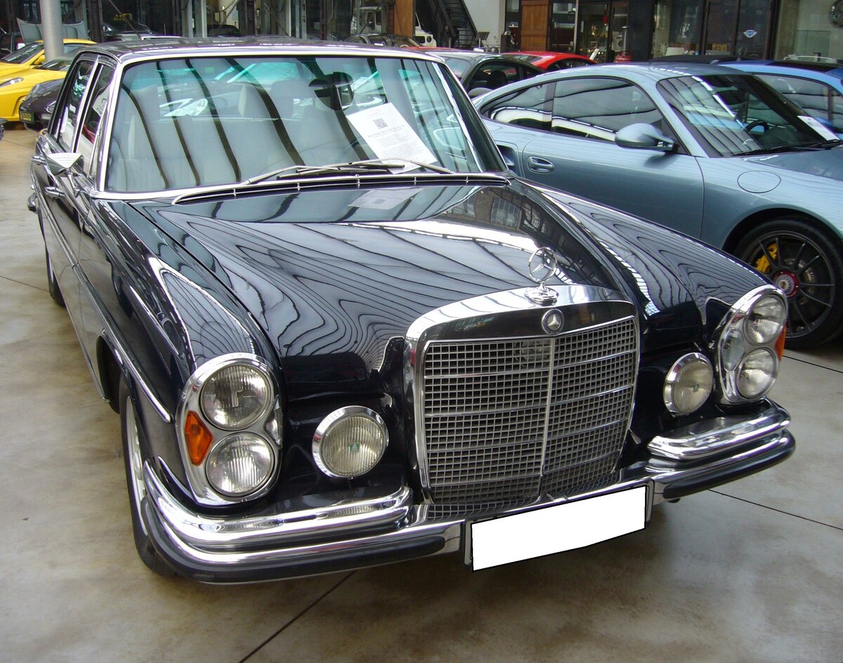 Mercedes Benz 300 SEL 6.3 (W109 E63) aus dem Jahr 1969. Produziert wurde das Modell von Dezember 1967 bis September 1972. Der  6.3`er  war das Spitzenmodell der ersten  S-Klasse . Die Luftfederung und das serienmäßige Automaticgetriebe waren bei seiner Vorstellung im März 1968 eine Sensation. Der V8-Motor hat einen Hubraum von 6289 cm³ und leistet 250 PS. Die Höchstgeschwindigkeit gab das Werk mit 221 km/h an. Im November 1969 stand ein solches Auto mit einem Kaufpreis von DM 41.200,00 in den Preislisten von Mercedes Benz. Classic Remise Düsseldorf am 22.02.2023.