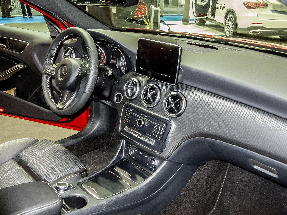 Mercedes-Benz A-klasse (ab 2013)Interieuraufnahme. Sitzprobe auf dem Auto Zürich, November 2015