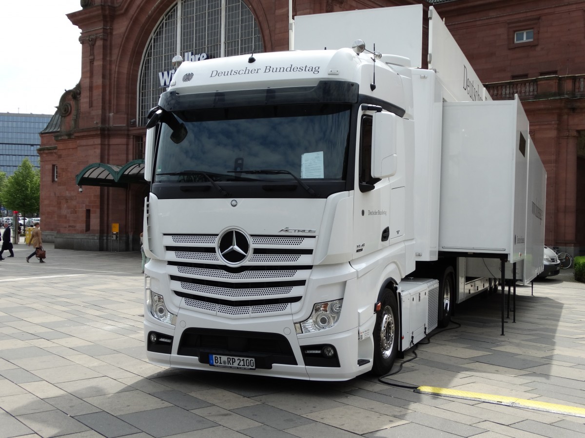 Mercedes Benz Actros am 28.05.15 in Wiesbaden