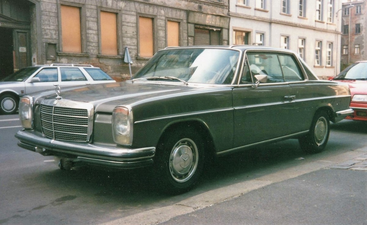 Mercedes-Benz, Coupé Baureihe W114 mit breitem Kühlergrill, 280CE - Baujahr 1969-73, im Sommer 1997 in Leipzig.