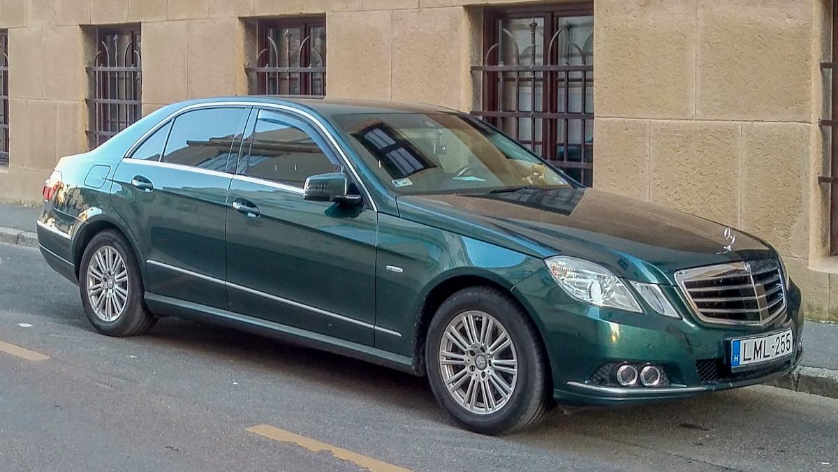 Mercedes-Benz E-Klasse W212 in einer schönen und sehr eleganten grünen Farbe. Aufnahme: Pécs (HU) Septtember, 2019