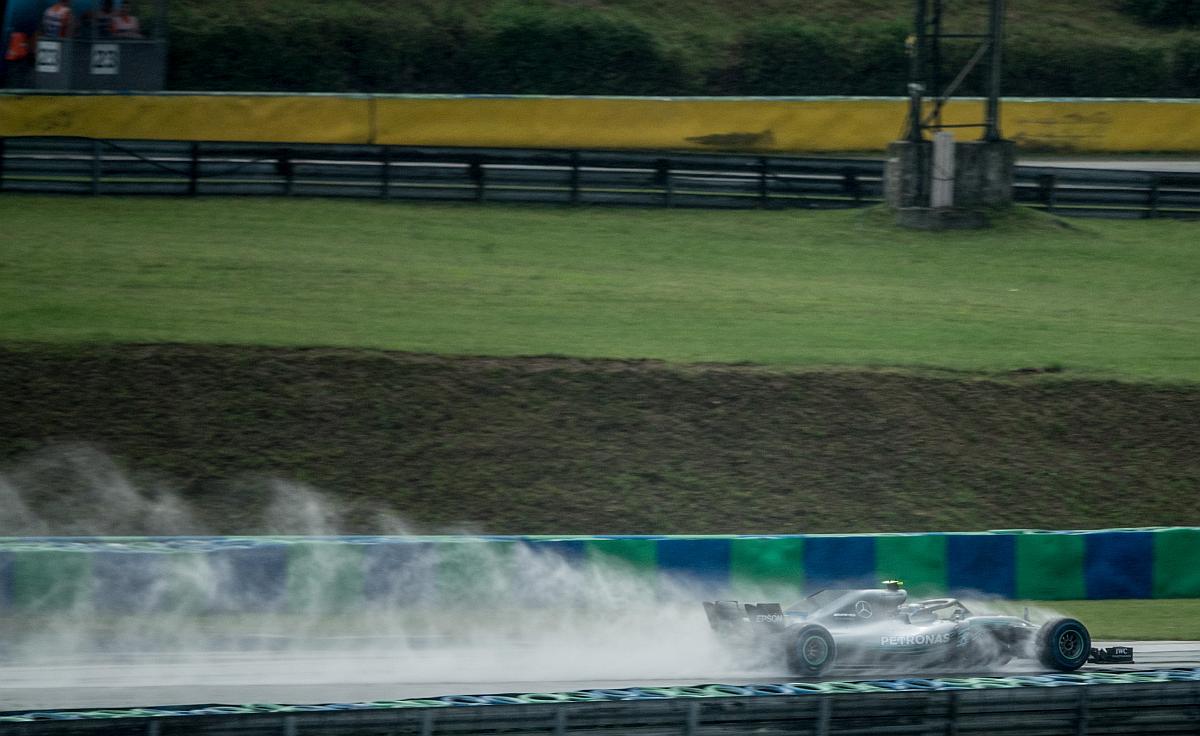 Mercedes-Benz F-1 Rennwagen im Regen auf dem Hungaroring am 28.07.2018.