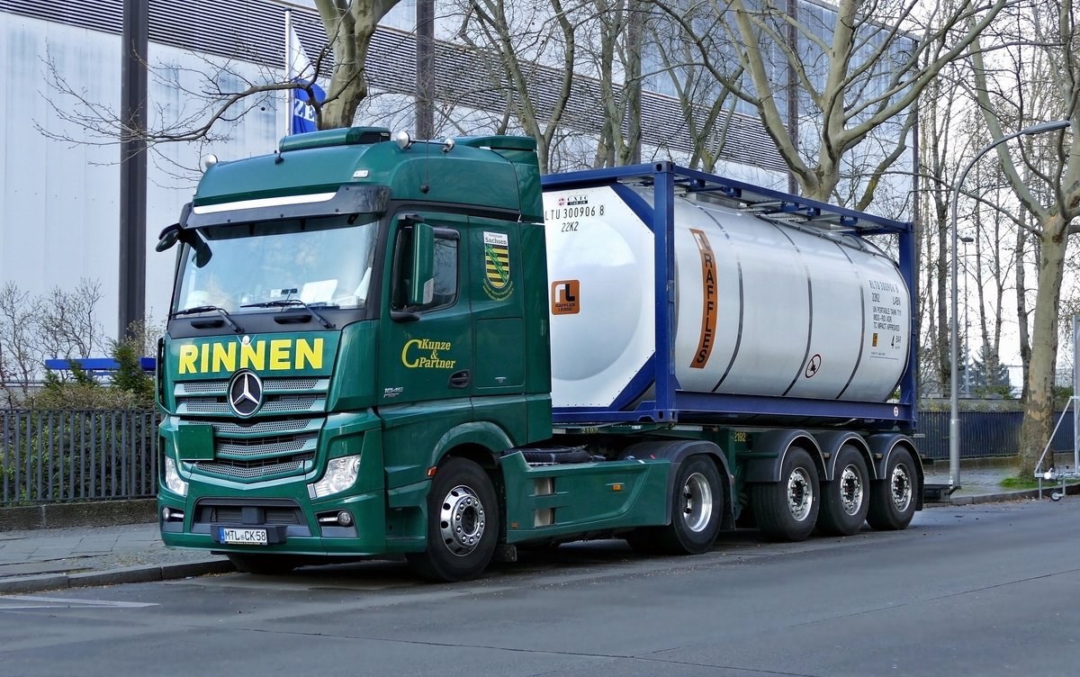 Mercedes- Benz MB 1845 Actros mit Tankcontainer , ''Rinnen GmbH'' -Internationale Spedition & Chemielogistik. Berlin im März 2020.