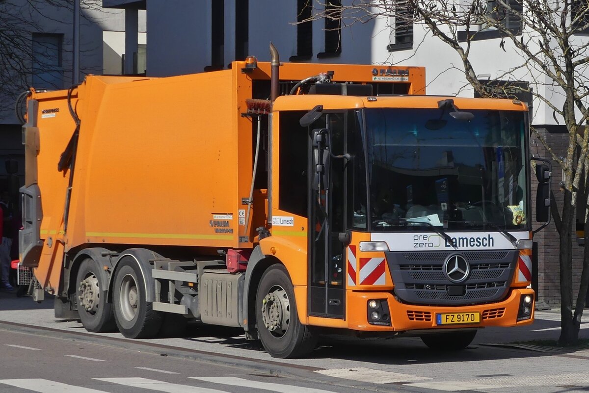 Mercedes Benz Müllentsorgungsfahrzeug steht zum Entleeren der Mülleimer auf dem Bürgersteig. 03.2024
