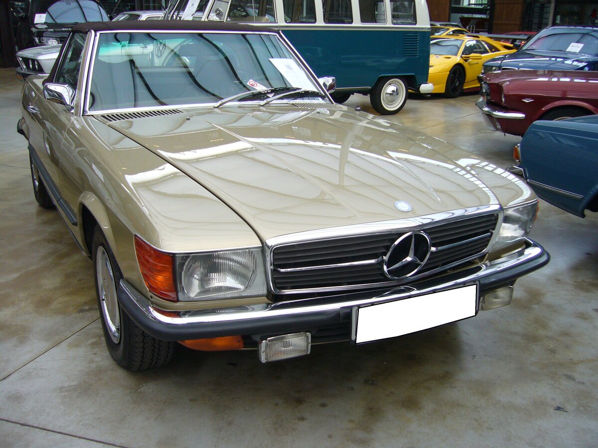 Mercedes Benz R107 450SL. Als 350SL und Nachfolger des  Pagoden-Mercedes W113  kam die Baureihe R107 im April 1971 auf den Markt. Die Motorenpalette wurde ständig erweitert, so das im März 1973 das neue  Spitzenmodell  450SL auf den Markt kam. Somit gehört der gezeigte 450SL im Farbton champagnermetallic mit einer Erstzulassung vom Juli 1973, zu den ganz frühen Modellen dieser Baureihe. Der Grundpreis für ein solches Auto lag im Februar 1974 bei DM 36.600,00. Der V8-Motor hat einen Hubraum von 4520 cm³ und leistet 225 PS. Die Höchstgeschwindigkeit wurde vom Werk mit 218 km/h angegeben. Classic Remise Düsseldorf am 26.05.2022.