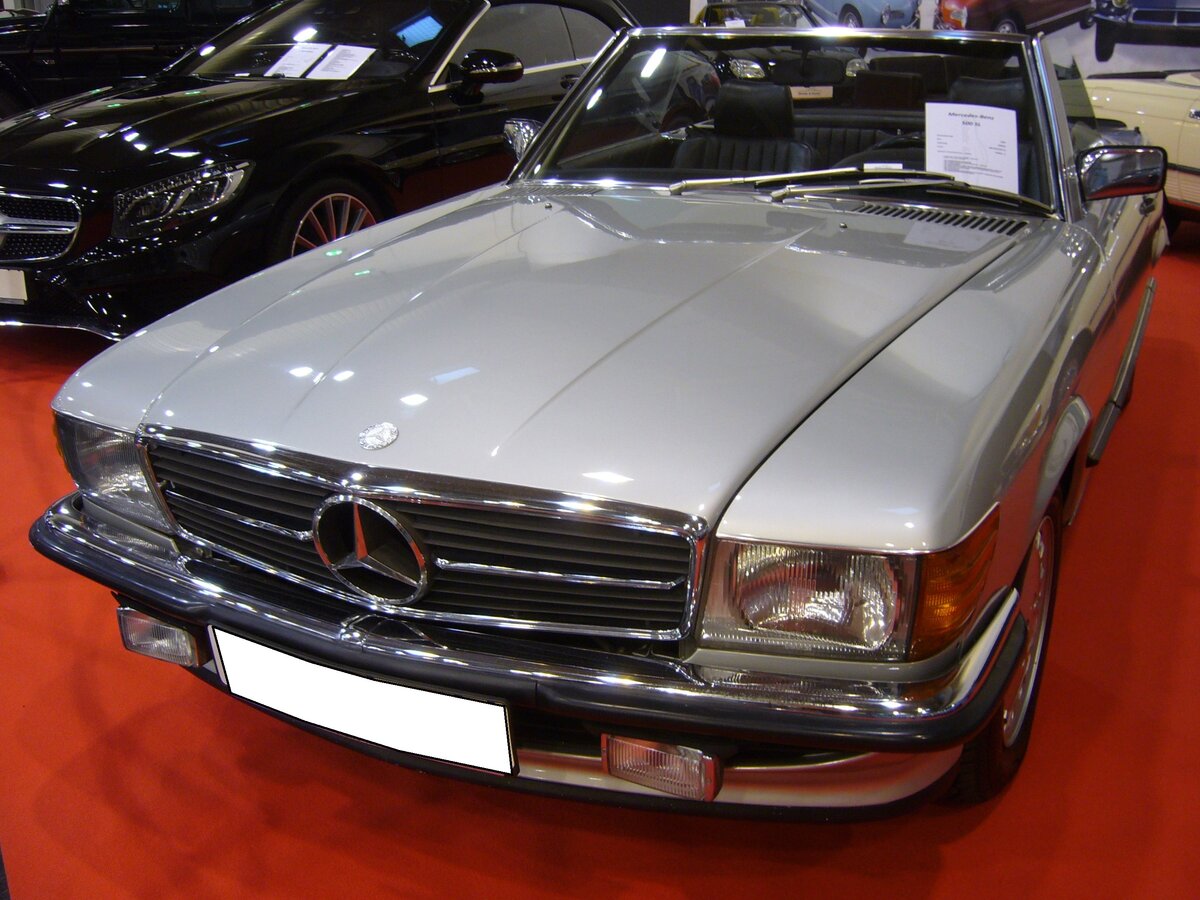 Mercedes Benz R107 500SL. Dieser R107 500SL wurde im Juni 1986 erstmalig zugelassen. Er ist im Farbton astralsilbermetallic lackiert. Der V8-Motor hat einen Hubraum von 4939 cm³ und leistet 245 PS. Essen Motor Show am 06.12.2022.