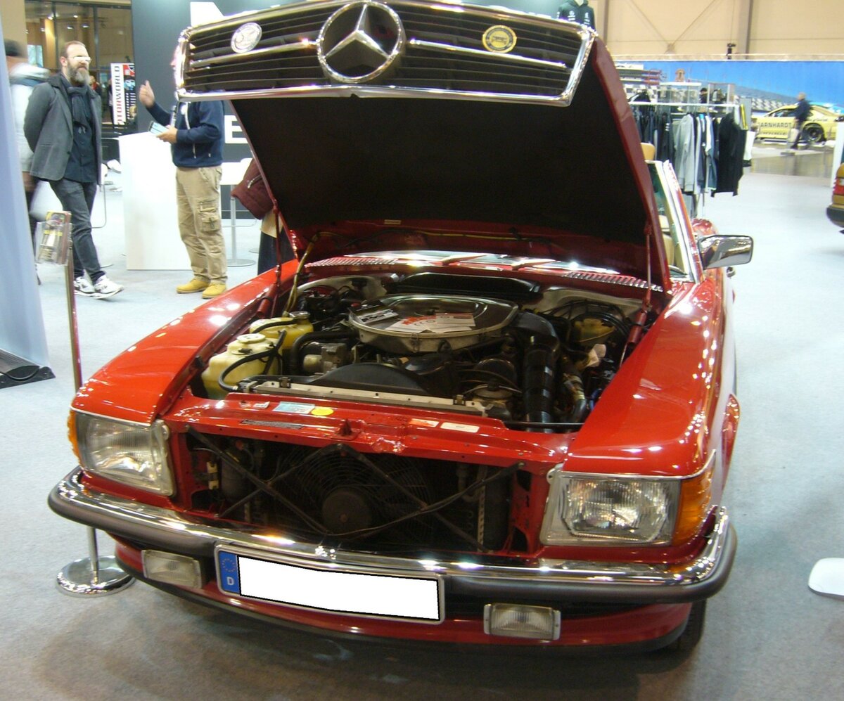 Mercedes Benz R107 560SL. Im Jahr 1971 wurde die Baureihe R107 als Nachfolger des so genannten  Pagoden-Mercedes  vorgestellt. Im Laufe der 19-jährigen Produktionszeit der SL-Baureihe gab es einige optische und etliche technische Veränderungen. Der hier gezeigte 560SL war ab dem Jahr 1985 motortechnisch das stärkste Modell dieser Modellreihe. Ursprünglich wurde dieser Motor für die Exportmodelle in die USA und Japan verbaut. Später wurde diese Motorisierung auch in Europa angeboten. Der V8-Motor hat einen Hubraum von 5547 cm³ und leistet 230 PS. Essen Motorshow am 06.12.2023.
