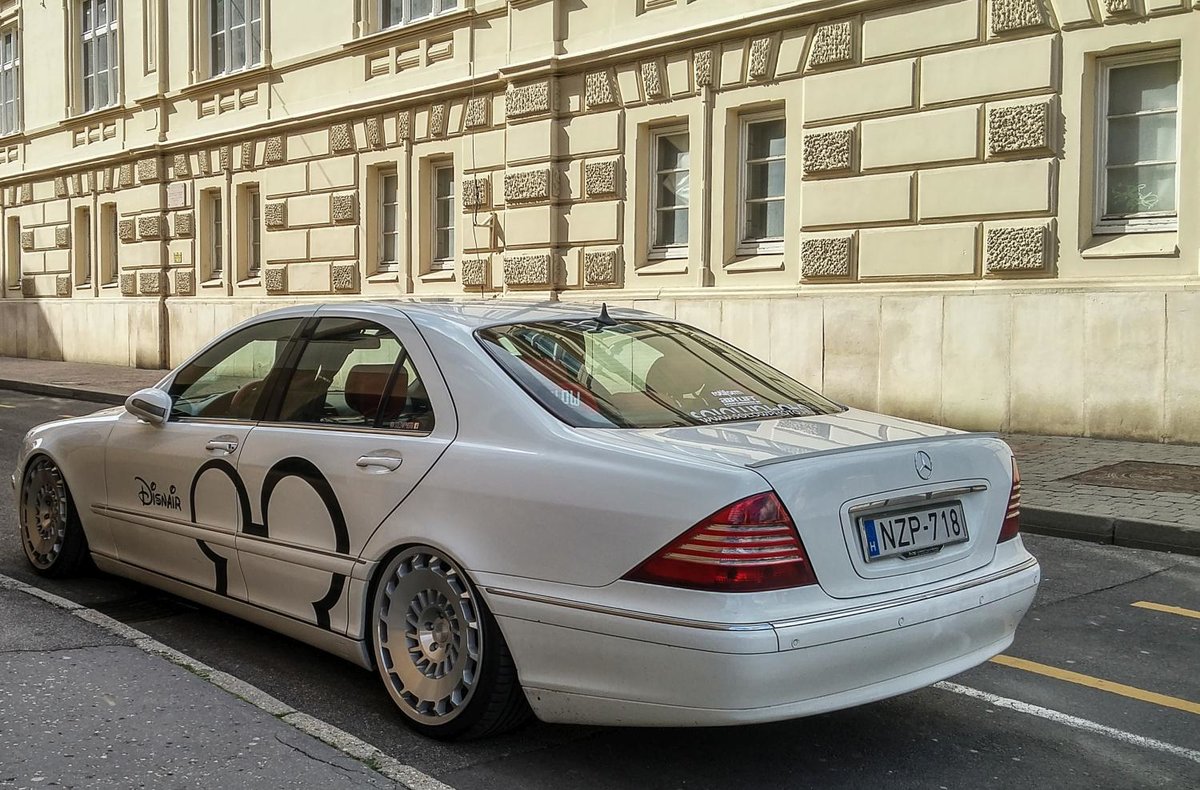 Mercedes-Benz S-Klasse (W220) extrem getunt. Foto: Pécs, Frühling von 2019