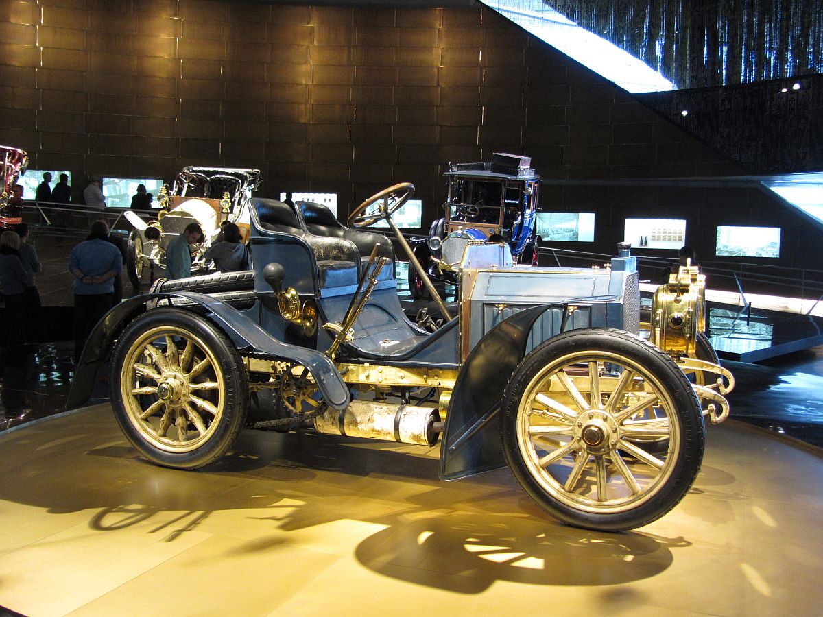 Mercedes-Benz Simplex 40PS. Das älteste Auto im Museum das nicht rekonstruiert werden sollte. Aufnahme: Mercedes-Benz Museum 30.11.2013.