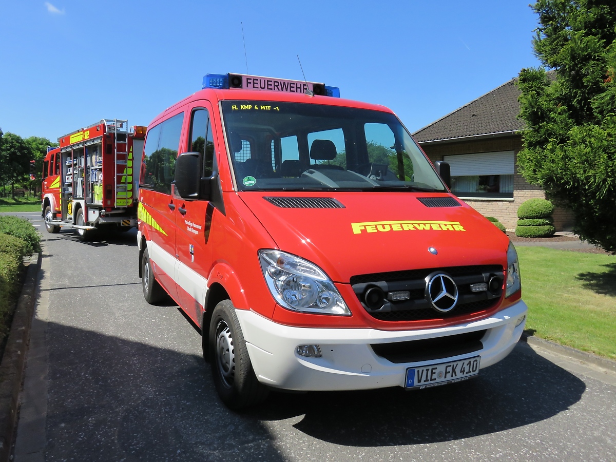 Mercedes-Benz Sprinter 316 CDI, Mannschaftstransportwagen MTF-1 der Freiwilligen Feuerwehr Schmalbroich. 
Kempen, 25.5.17