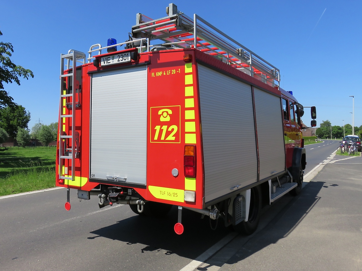 Mercedes-Benz Tanklöschfahrzeuge LF-1 der Freiwilligen Feuerwehr Schmalbroich. 
Kempen, 25.5.17
