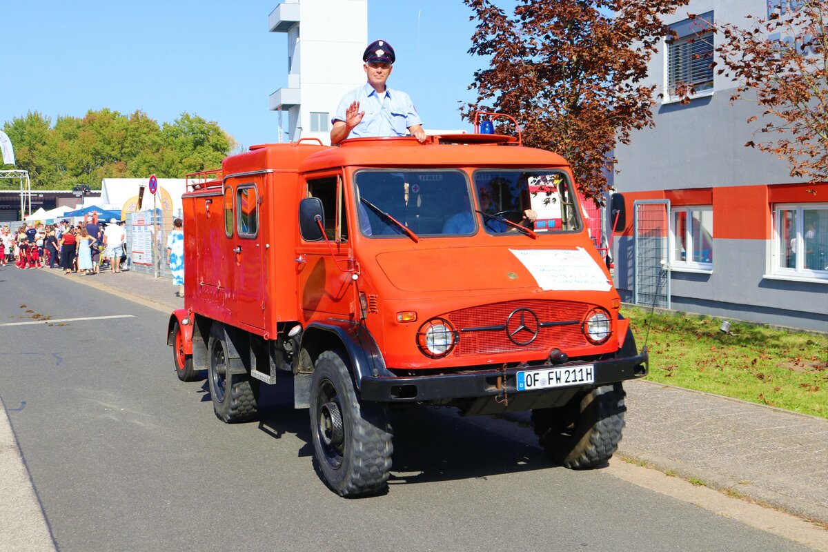 Mercedes Benz Unimog TLF am 10.09.23 beim Festumzug der Feuerwehr Mühlheim am Main zum 150 Jährigen Jubiläum