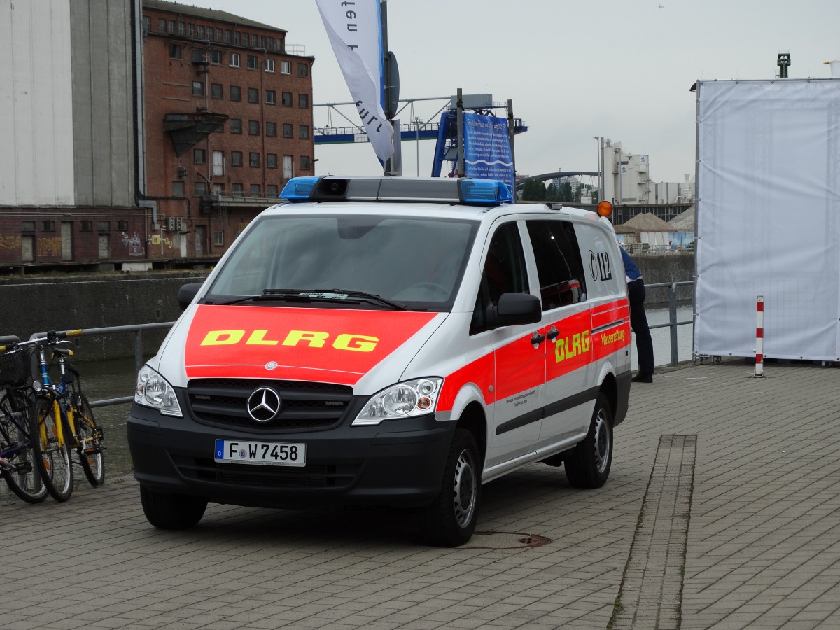 Mercedes Benz Vito des DLRG am 28.06.14 beim Osthafen Festival in Frankfurt 