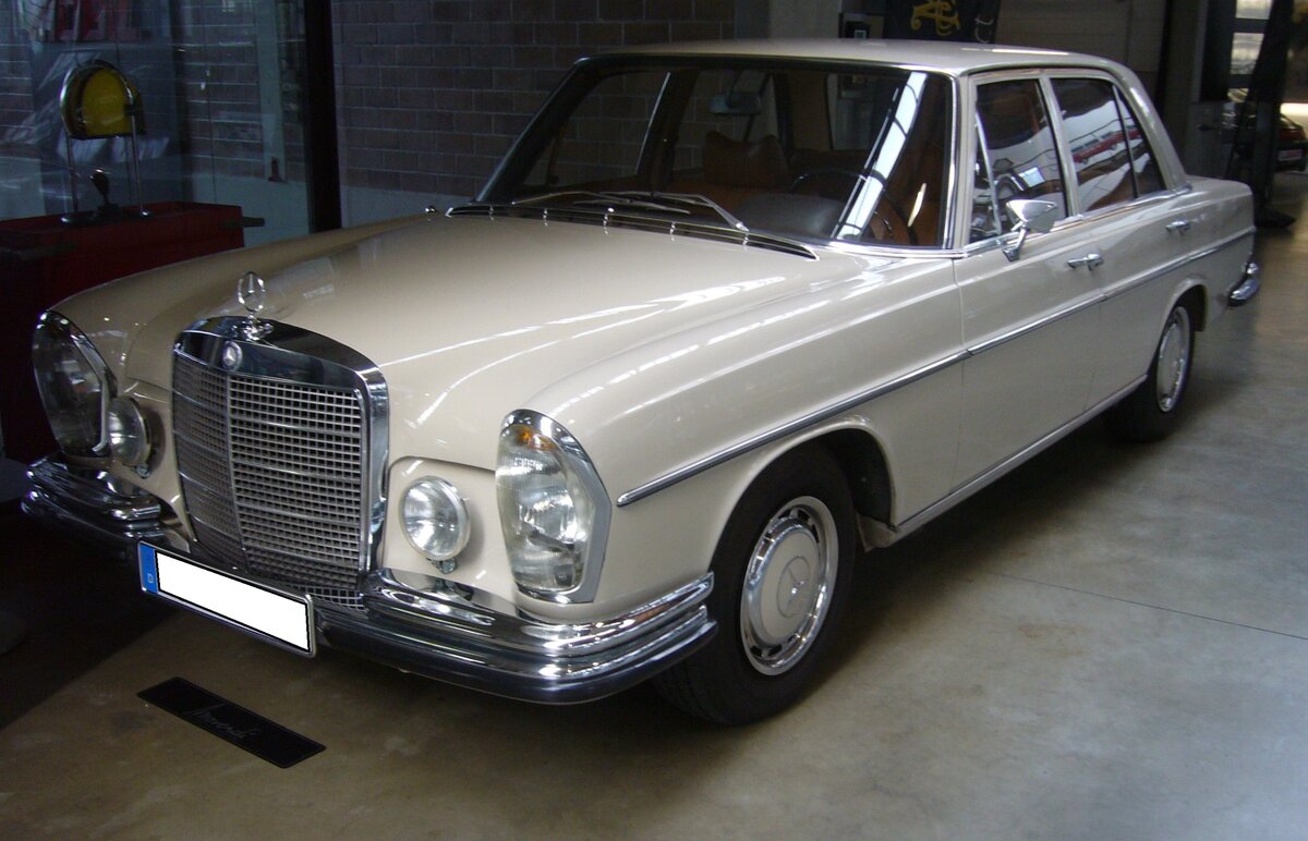Mercedes Benz W108 E28 280SE mit Automaticgetriebe. Die Baureihe W108 wurde 1965 mit den Modellen 250S/SE und 300S/SE vorgestellt. Ab November 1967 konnte der Kunde auch den neuen 280´er Motor in der Vergaser- und als Einspritzer bestellen. Insgesamt setzten die Untertürkheimer bis zum Produktionsende 91.051 Fahrzeuge des Typs 280SE ab. Im Januar 1968 stand ein solcher 280SE mit einem Basispreis von DM 18.600,00 in den Preislisten. Angetrieben wird der Wagen von einem Sechszylinderreihenmotor, der aus einem Hubraum von 2776 cm³ 160 PS leistet. Die Höchstgeschwindigkeit wurde mit 193 km/h angegeben. Dann verarbeitete die Bosch-Sechsstempel-Einspritzpumpe aber auch 16 Liter Superbenzin auf 100 Kilometern. Classic Remise Düsseldorf am 20.09.2023.