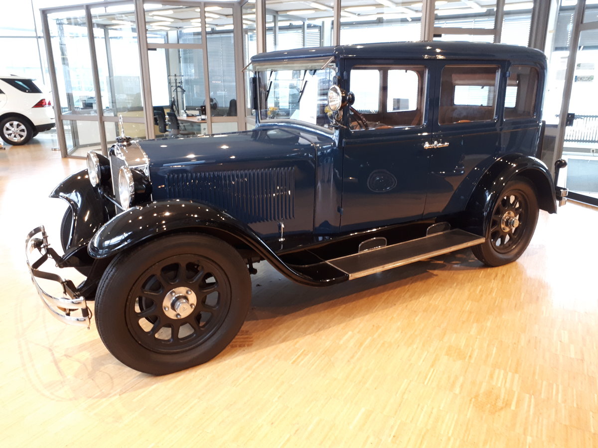 Mercedes Benz W11  Stuttgart  Limousine, produziert von 1929 bis 1936. Der W11 basiert auf dem im Jahr 1928 vorgestellten W02  Stuttgart . Während der W02 mit einem 2.0l 6-Zylinderreihenmotor motorisiert war, wurde der W11 von einem Sechszylinderreihenmotor mit einem Hubraum von 2581 cm³ und einer Leistung von 50 PS angetrieben. Für eine solche viertürige Limousine waren im Jahr 1929 mindestens Reichsmark 7880,00 fällig. Showroom eines Essener Mercedes Benz Händlers.