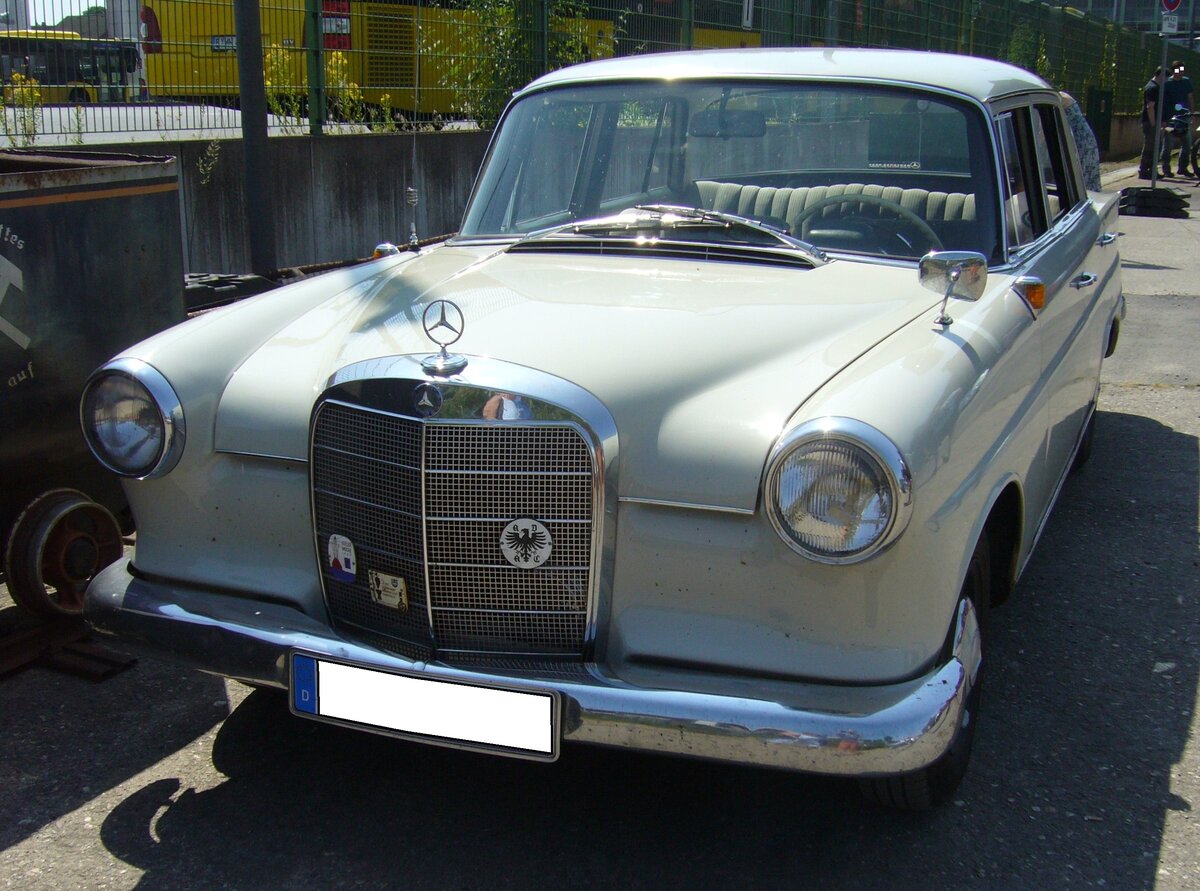 Mercedes Benz W110 190, gebaut von 1961 bis 1965. Das Modell wurde auch  kleine Heckflosse  genannt und erschien 1961. Das Modell war auch als 190D lieferbar. Im Jahr 1965 erhielt die W110 Baureihe ein Facelift, mit dem das Modell bis 1968 weiter gebaut wurde. Angetrieben wird der Wagen von einem Vierzylinderreihenmotor mit einem Hubraum von 1897 cm³ und einer Leistung von 80 PS. Oldtimertreffen an der  Alten Dreherei  in Mülheim an der Ruhr am 17.06.2023.