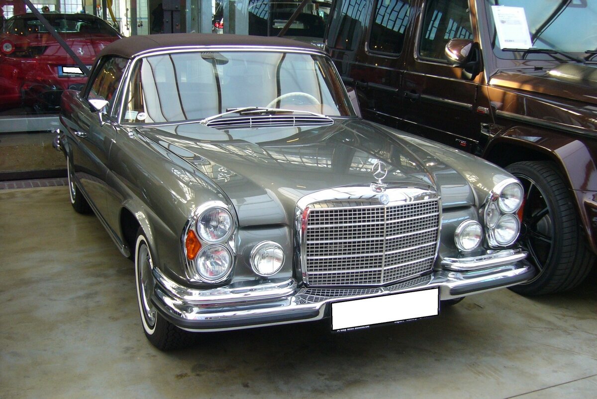 Mercedes Benz W111 E35/1 Cabriolet, auch 280SE 3.5 genannt. Die Baureihe W111, auch große Heckflosse genannt, wurde im Februar 1961 vorgestellt. Im September 1969 ergänzte dann das Spitzenmodell 280SE 3.5 E35/1 als Coupe und Cabriolet die Produktpalette. Vom Cabriolet verkaufte Mercedes Benz bis zum Produktionsende im Jahr 1971 genau 1.232 Fahrzeuge. Ein solches Cabriolet war ab DM 34.025,00 zu haben. Unter der Motorhaube verrichtet ein V8-Motor seinen Dienst, der aus einem Hubraum von 3459 cm³ eine Leistung von 200 PS an die Hinterachse bringt. Classic Remise Düsseldorf am 30.11.2023.