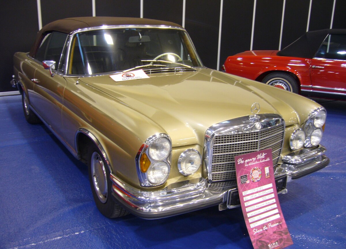 Mercedes Benz W111 E35/1 Cabriolet, auch 280SE 3.5 genannt. Die Baureihe W111, auch große Heckflosse genannt im Farbton champagnermetallic, wurde im Februar 1961 vorgestellt. Im September 1969 ergänzte dann das Spitzenmodell 280SE 3.5 E35/1 als Coupe und Cabriolet die Produktpalette. Vom Cabriolet verkaufte Mercedes Benz bis zum Produktionsende im Jahr 1971 genau 1.232 Fahrzeuge. Ein solches Cabriolet war ab DM 34.025,00 zu haben. Unter der Motorhaube verrichtet ein V8-Motor seinen Dienst, der aus einem Hubraum von 3459 cm³ eine Leistung von 200 PS an die Hinterachse bringt. Essen Motorshow am 06.12.2023.