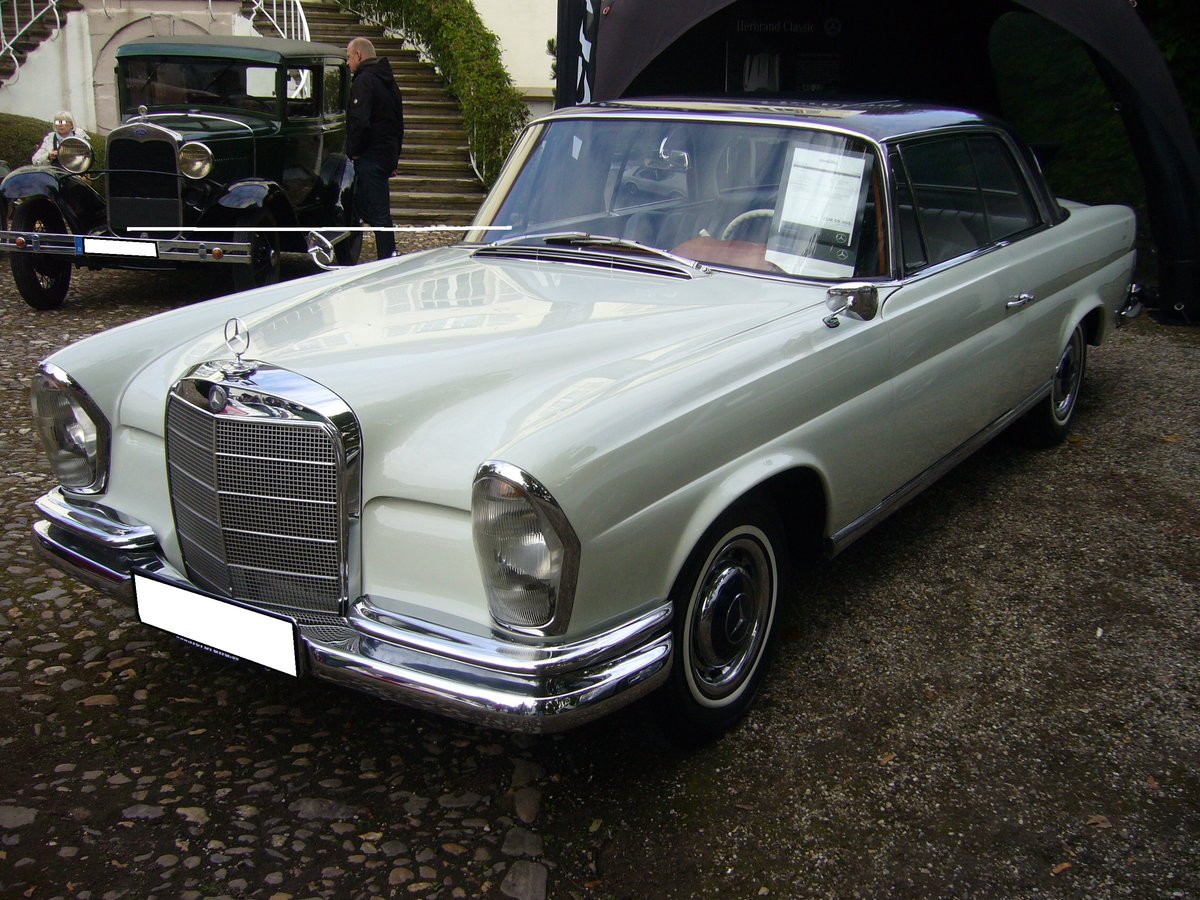 Mercedes Benz W111/3 220 SE b Coupe. 1961 - 1965. Ein solches Coupe kostete war seiner Vorstellung im Jahr 1961 ab DM 25.500,00 zu haben. Der Sechszylinderreihenmotor hat einen Hubraum von 2.195 cm³ und leistet 120 PS. Oldtimertreffen Schloss Lauersfort in Moers am 03.10.2018.