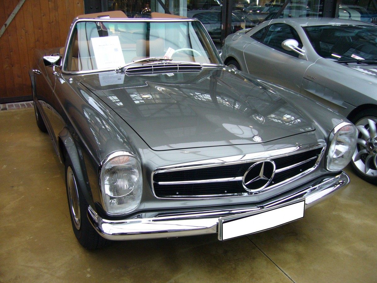 Mercedes Benz W113 E28. 1968 - 1971. Als Typ 230SL war das Modell bereits 1963 erschienen. Der 280 SL war die letzte Ausbaustufe der sogenannten  Pagode . Als 280SL verkaufte sich der Wagen 23885 mal. Der 6-Zylinderreihenmotor leistet 170 PS aus 2778 cm³ Hubraum. Classic Remise Düsseldorf am 30.01.2016. 