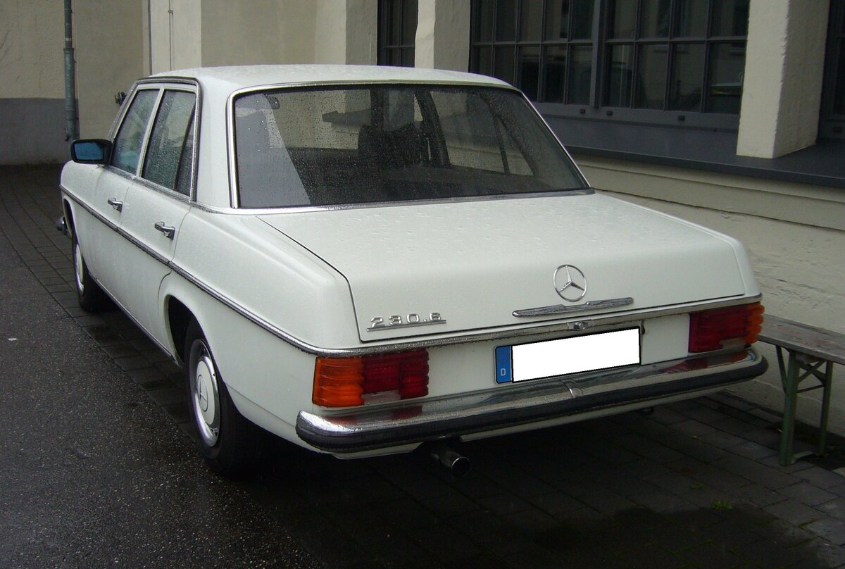 Mercedes Benz W114 V23 Limousine auch 230/6 genannt. Besucherparkplatz der Düsseldorfer Classic Remise am 26.02.2024.