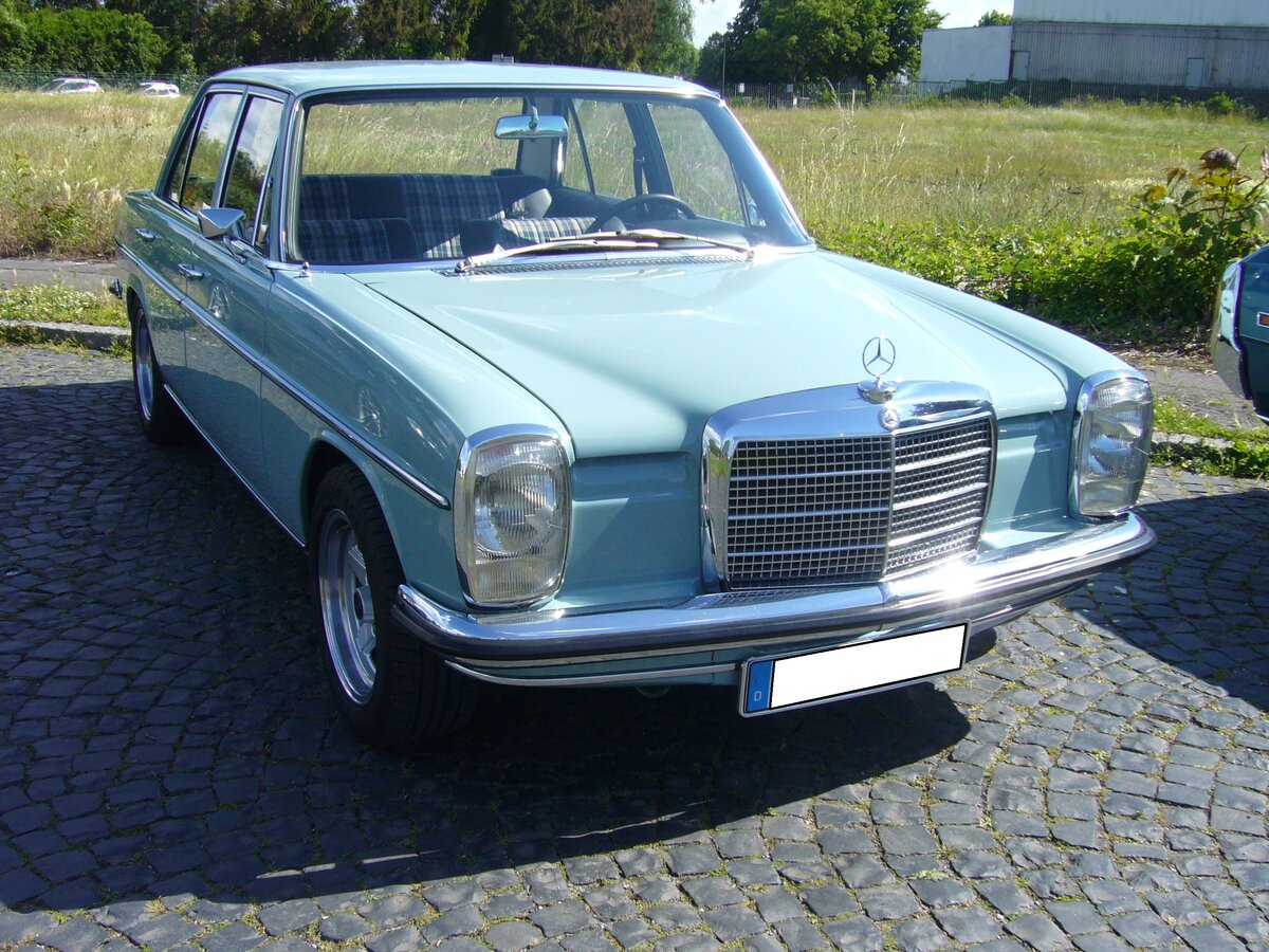 Mercedes Benz W114/W115. Ein früher Strich/8, vermutlich aus dem ersten Modelljahr 1968 im AMG-Look. Oldtimertreffen Flughafen Essen/Mülheim am 06.06.2022.